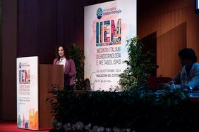 Barbara Altieri am Rednerpult auf dem Kongress der Italienischen Gesellschaft für Endokrinologie in Genua 