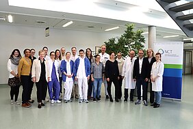 Gruppenbild des Studienteams im Flur des Zentrums für Innere Medizin  - Querformat 