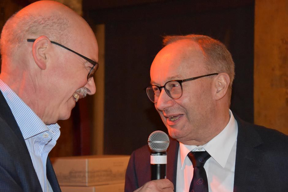 Prof. Dr. Hermann Einsele und ein Forscher am Rednerpult