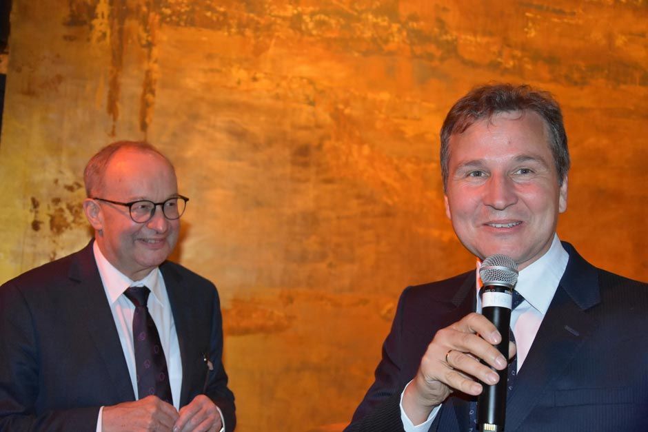 Prof. Dr. Hermann Einsele und ein Forscher am Rednerpult
