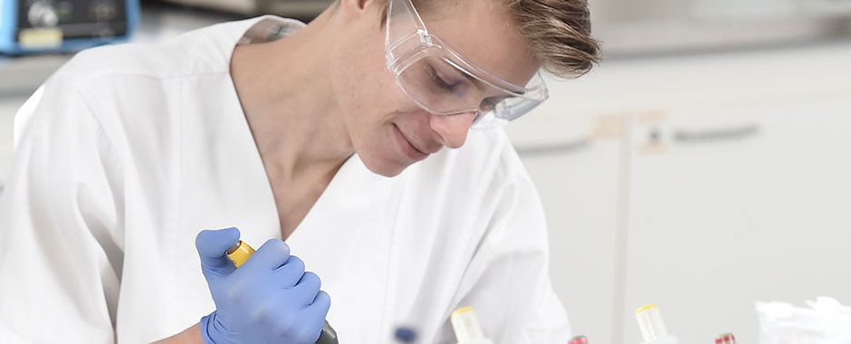 Illustrationsbild: Labormitarbeiter mit einer Pipette