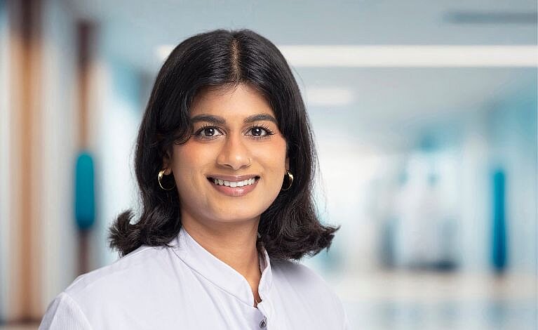 Portraitfoto von Dr. med. univ. Tharsiga Sabanayagam