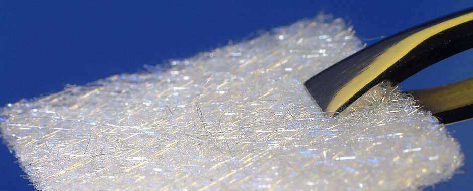 So sehen die Vliese aus Kieselgelfasern aus, die für einen Einsatz in der Krebstherapie weiterentwickelt werden. (Bild: Fraunhofer-Institut für Silicatforschung ISC) Vliese aus Kieselgelfasern