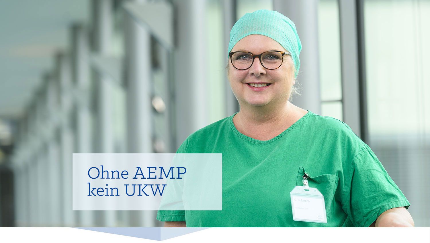 Pflegekraft im Krankenhausflur Headerbild Technische Sterilisationsassistentin, Schrift: Ohne AEMP kein UKW