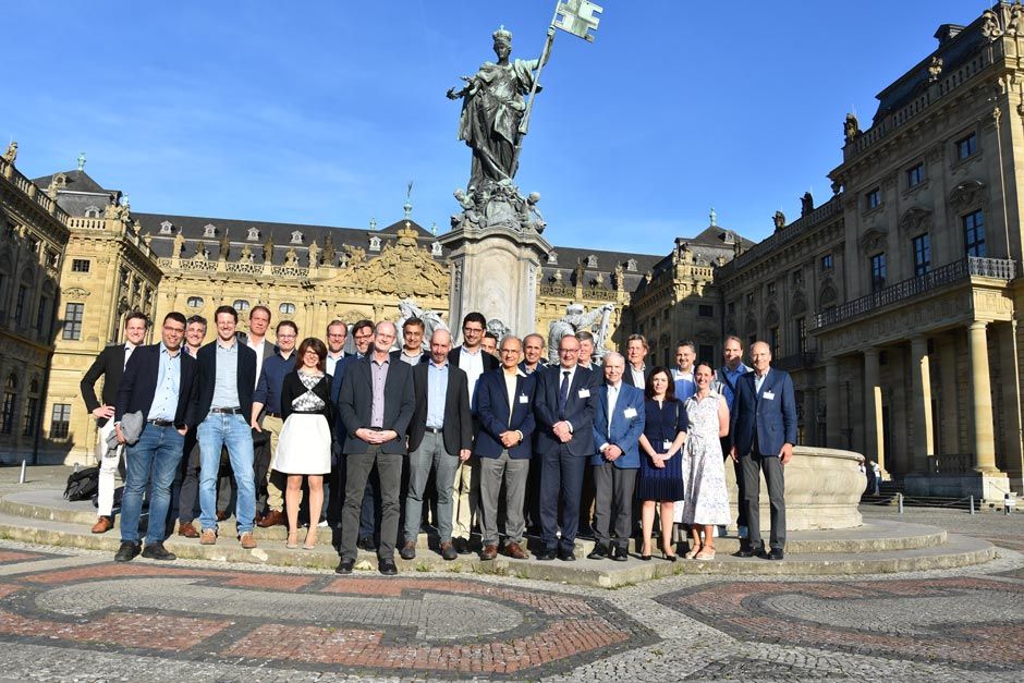 Gruppenfoto vor der Würzburger Residenz