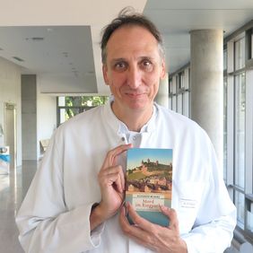 Prof. Dr. Alexander Meining vom Uniklinikum Würzburg ist der Autor des historischen Kriminalromans „Mord im Ringpark“.