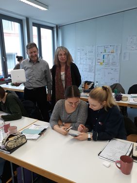 Herr Gehrig von der SMI und OStDin Christine Hildebrandt freuen sich über den erreichten Meilenstein