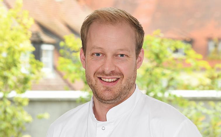 Portraitfoto von Dr. med. dent. Fynn Teveer