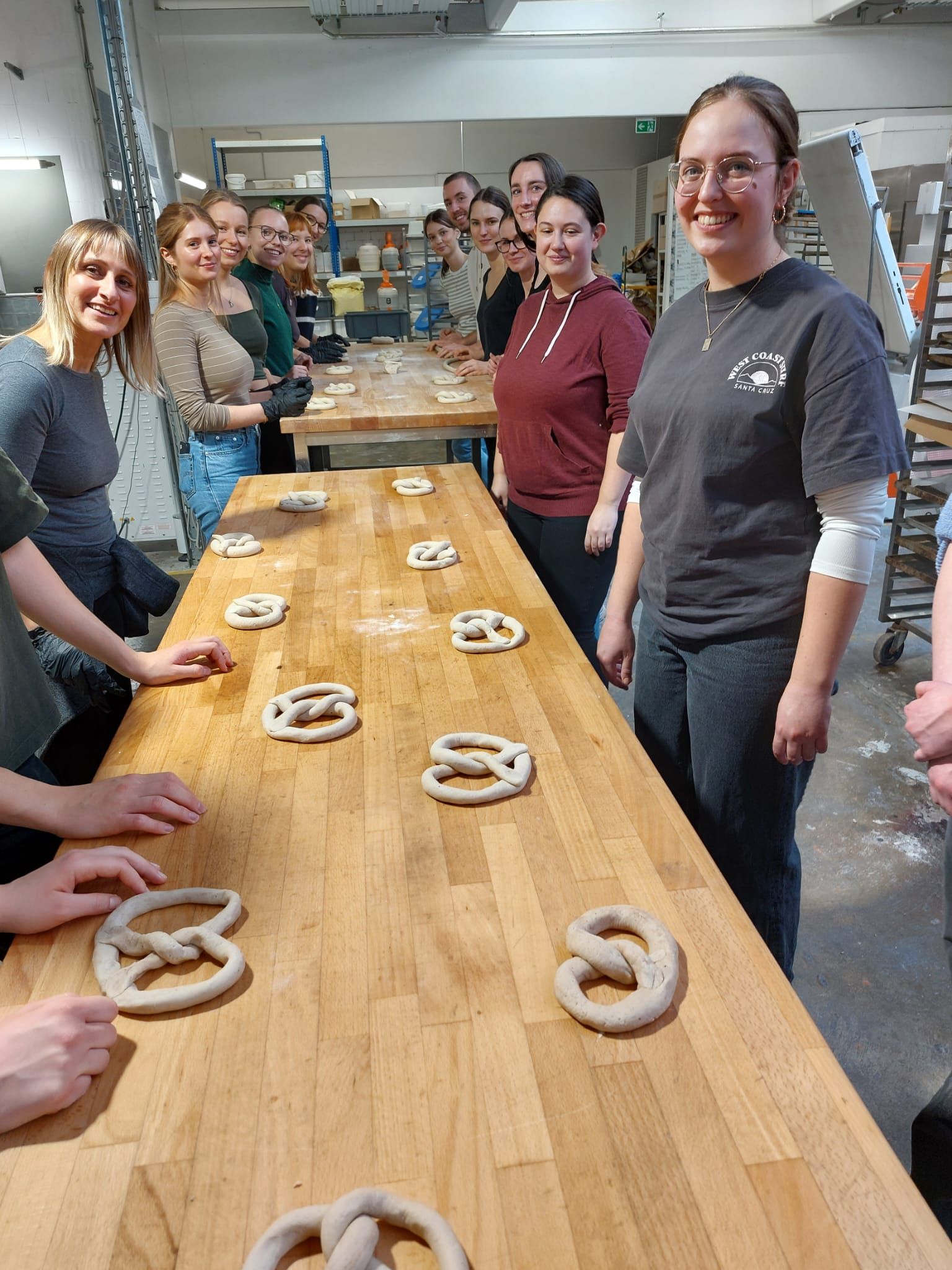 Azubis backen Bretzeln 