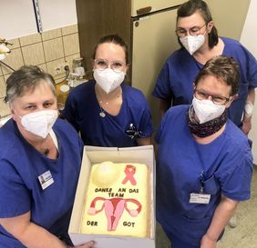 Das Team der Gynäkologischen onkologischen Tagesklink mit der Torte in der Hand 