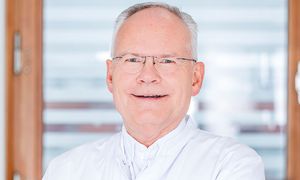 Portraitbild von Prof. Dr. med. Ralf-Ingo Ernestus