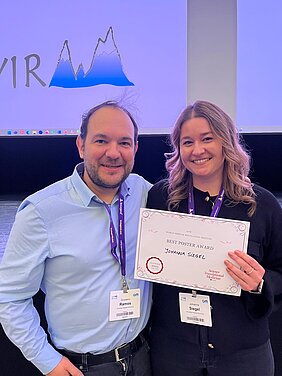 Doktorandin Johanna Siegel erhält den Preis für das beste Poster für ihre Forschung
