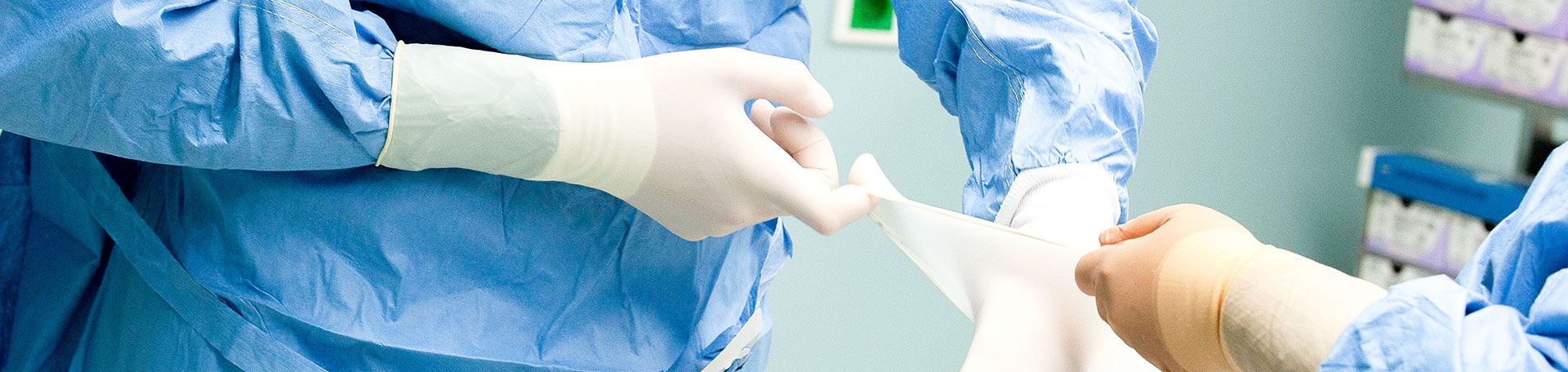 Behandlungssituation Illustrationsfoto einer Person während des steril machens