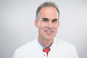 Porträtfoto von Martin Fassnacht im weißen Kittel 