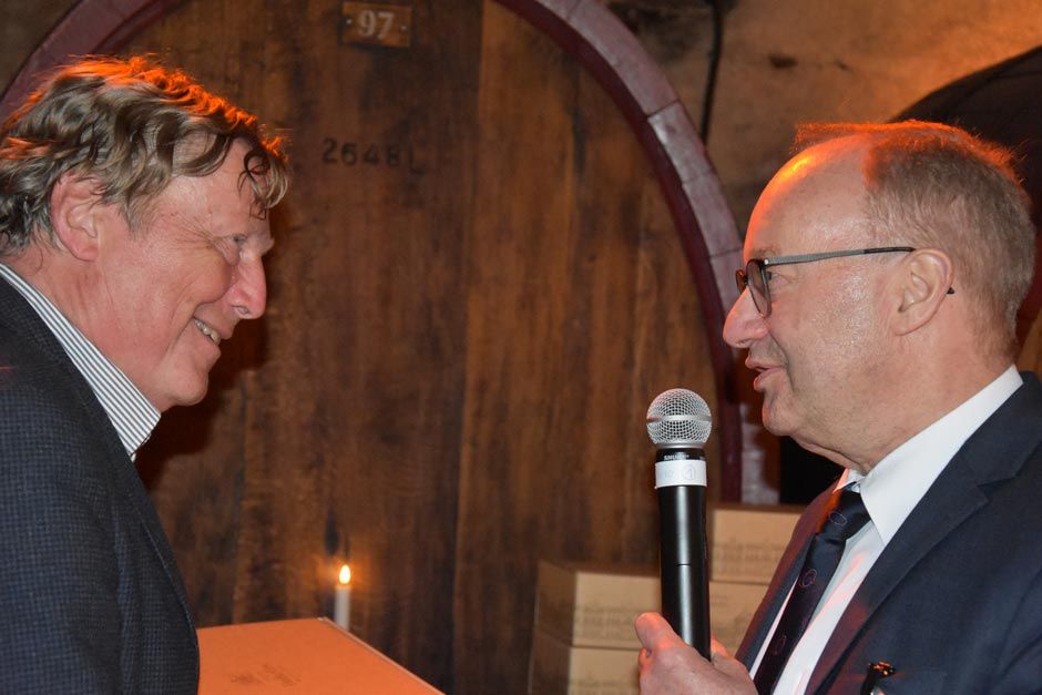 Prof. Dr. Hermann Einsele und ein Forscher am Rednerpult