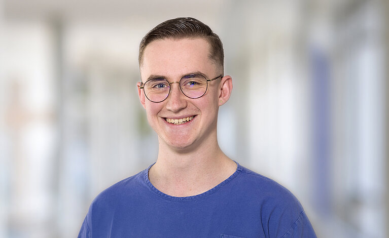 Portraitfoto von Niklas Unbehauen