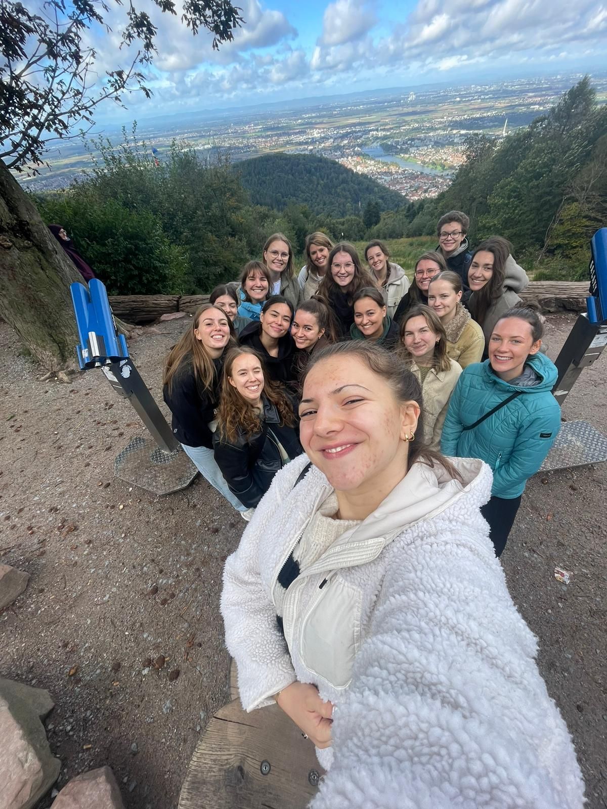 Azubis auf einem Berg mit Ausblick auf Heidelberg