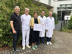 Bei der Scheckübergabe (von links): Dr. Gunther Schunk, Prof. Dr. Matthias Eyrich, Katrin Brunotte, Dr. Ignazio Caruana, Prof. Dr. Paul-Gerhardt Schlegel. Foto: Vogel Stiftung Dr. Eckernkamp