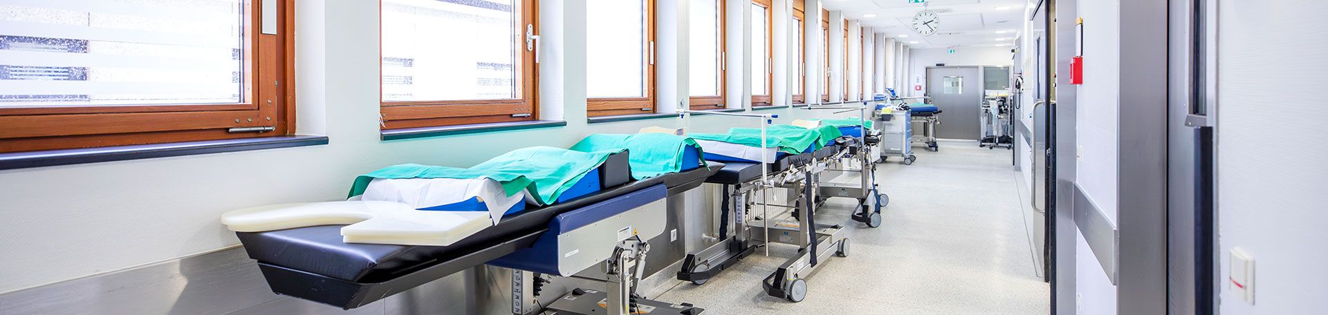 Krankenliegen im Flur des Krankenhauses