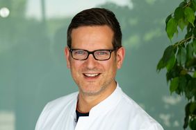 Das Porträt zeigt den Chirurgen Florian Seyfried. 
