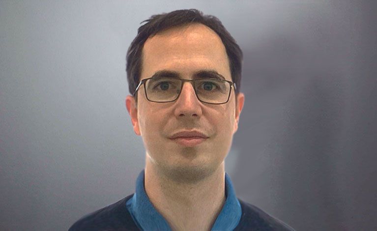 Portraitfoto von Assistenzarzt Simon Theisen 