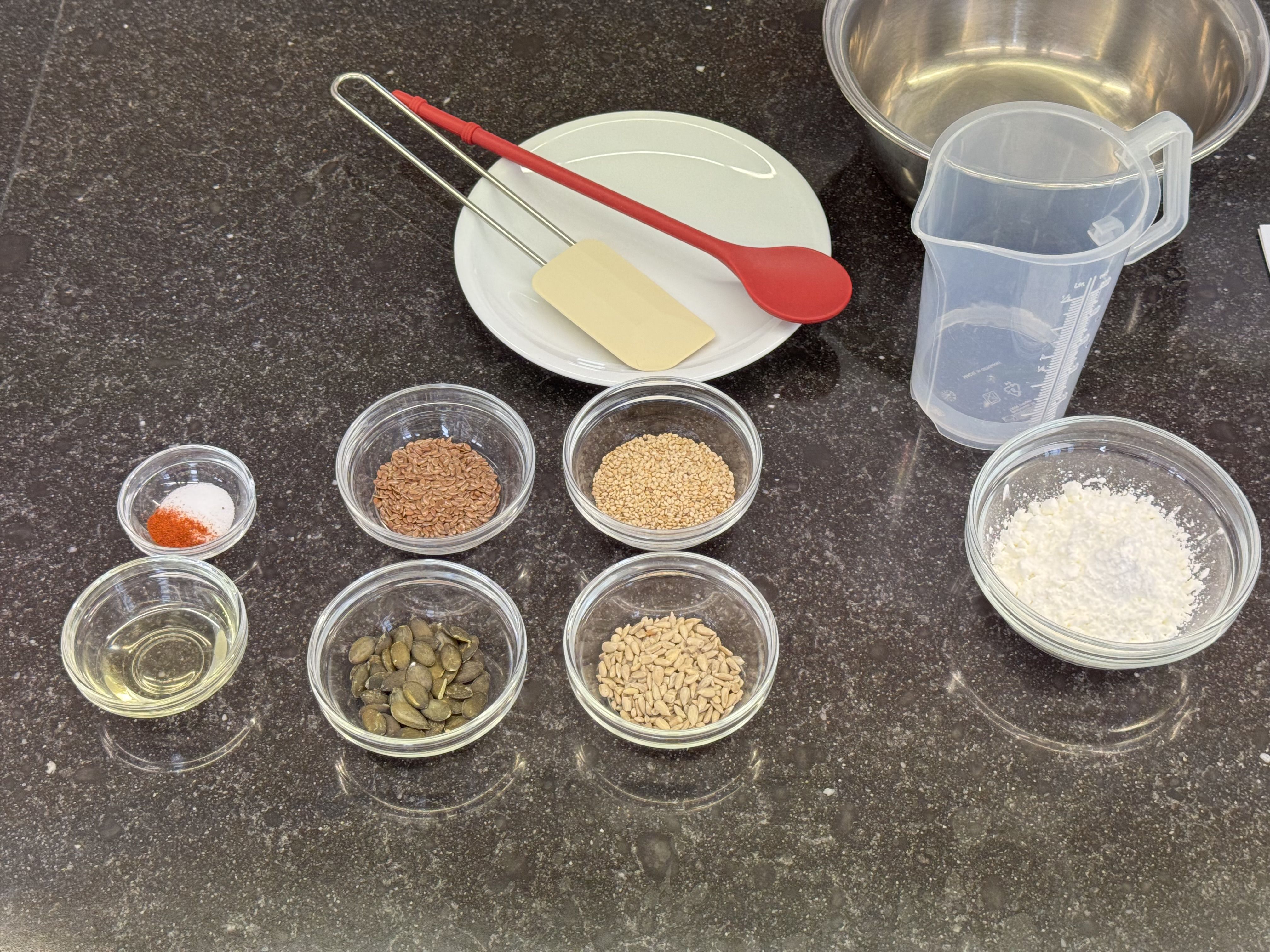 Zutaten zum Backen von Knäckebrot 