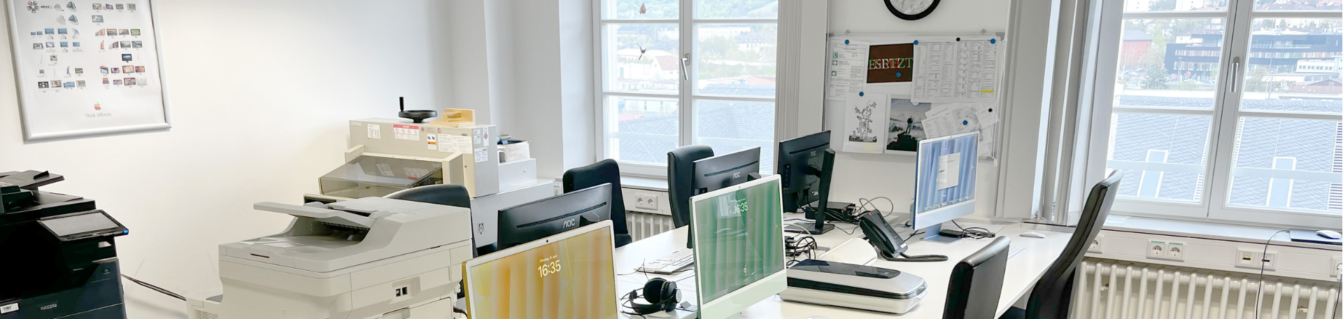 Sechs PC-Arbeitsplätze mit zwei Druckern.