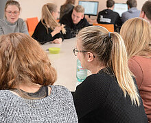Eine Gruppe Schülerinnen und Schüler im Aufenthaltsraum