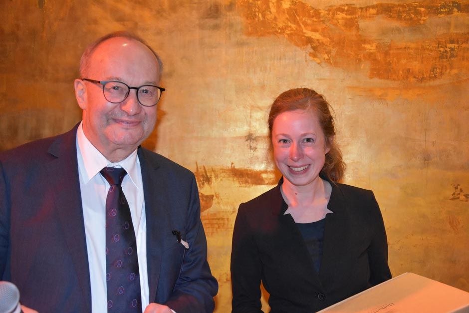 Prof. Dr. Hermann Einsele und eine Forscherin am Rednerpult
