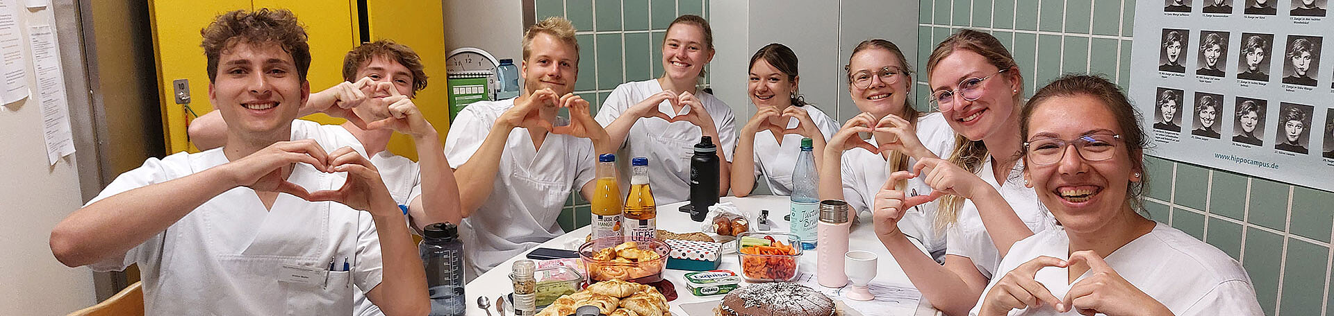 Schülergruppe beim gemeinsamen Frühstück