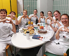 Schülerinnen und Schüler beim gemeinsamen Frühstück