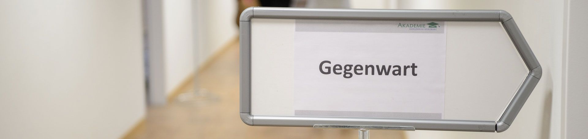 Pfeilschild mit der Aufschrift "Gegenwart"