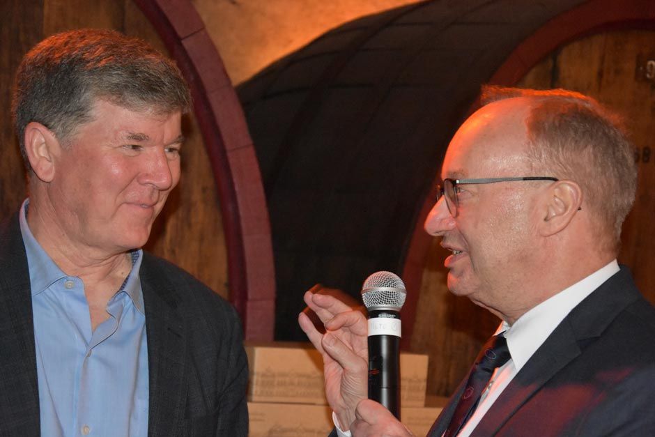 Prof. Dr. Hermann Einsele und ein Forscher am Rednerpult