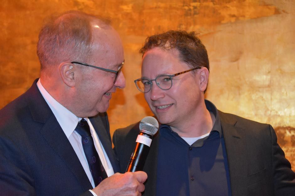 Prof. Dr. Hermann Einsele und ein Forscher am Rednerpult