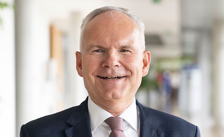 Portraitfoto von Prof. Dr. med. Ralf-Ingo Ernestus