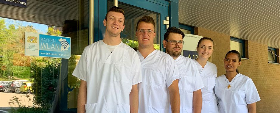 Schüler vor dem Schultor