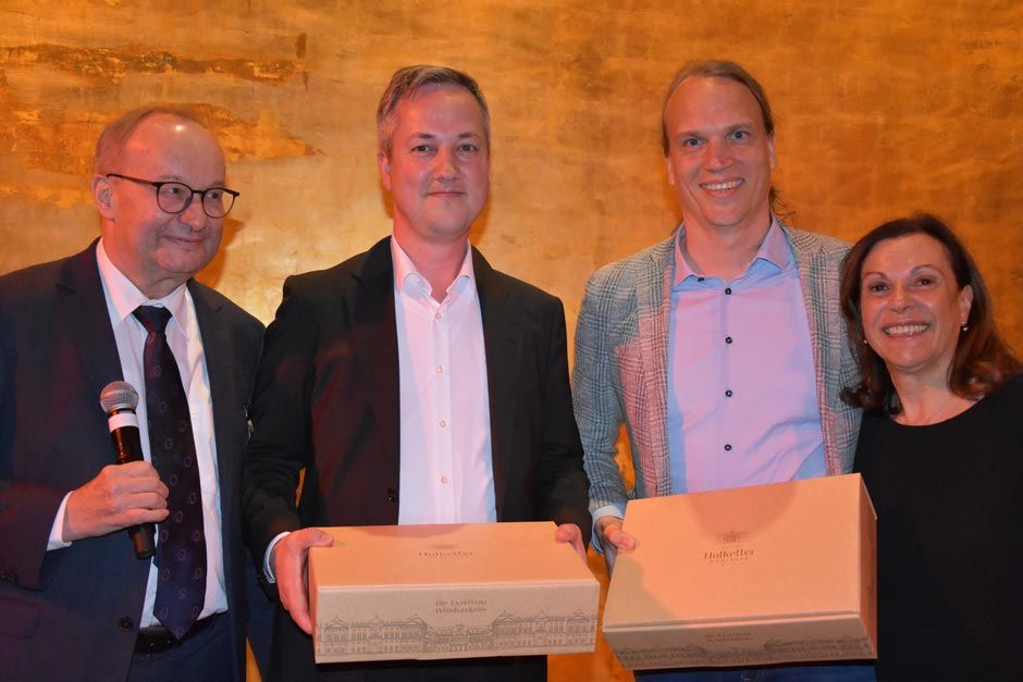 Gruppenfoto mit Prof. Dr. Hermann Einsele links und der Selbsthilfebeauftragten Gabriele Nelkenstock ganz rechts 