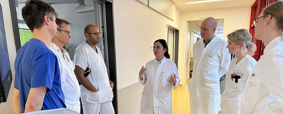 Gemeinsam mit den Teams der Partnerkliniken bespricht Dr. Güzin Surat vom UKW (mitte) bei Antibiotika-Visiten vor Ort die aktuelle Versorgung.