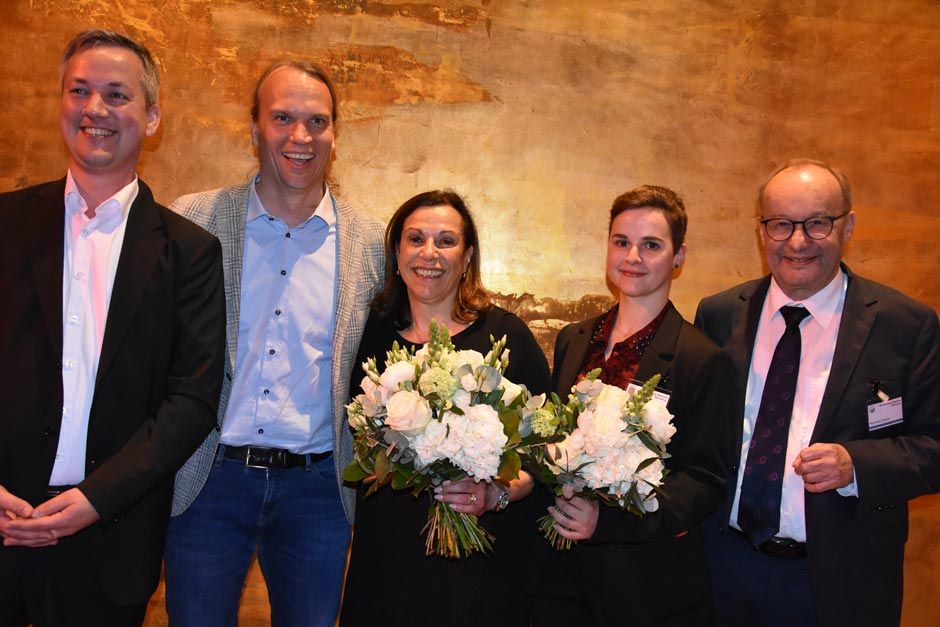 Gruppenfoto einiger Forscher mit der Selbsthilfebeauftragen Gabriele Nelkenstock, ganz links steht Prof. Dr. Hermann Einsele