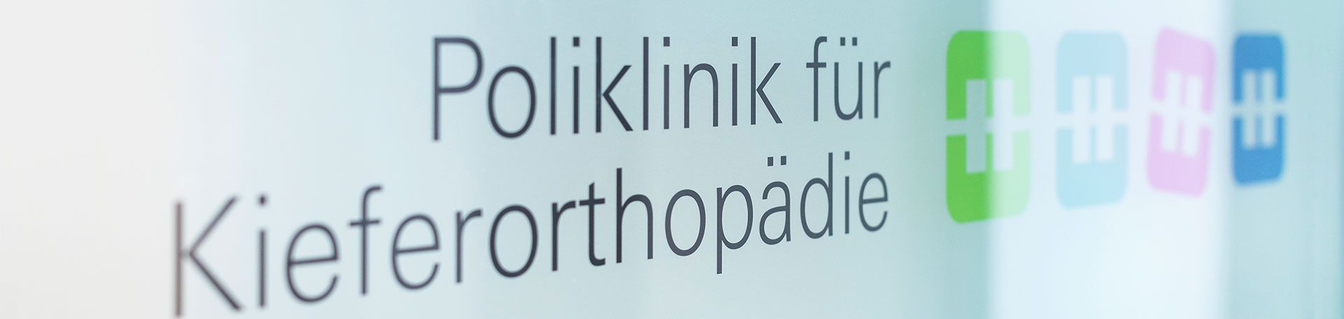 Illustrationsfoto Eingangsschild der Kieferorthopädie