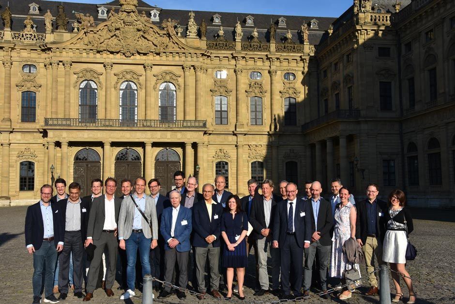 Gruppenfoto vor der Würzburger Residenz