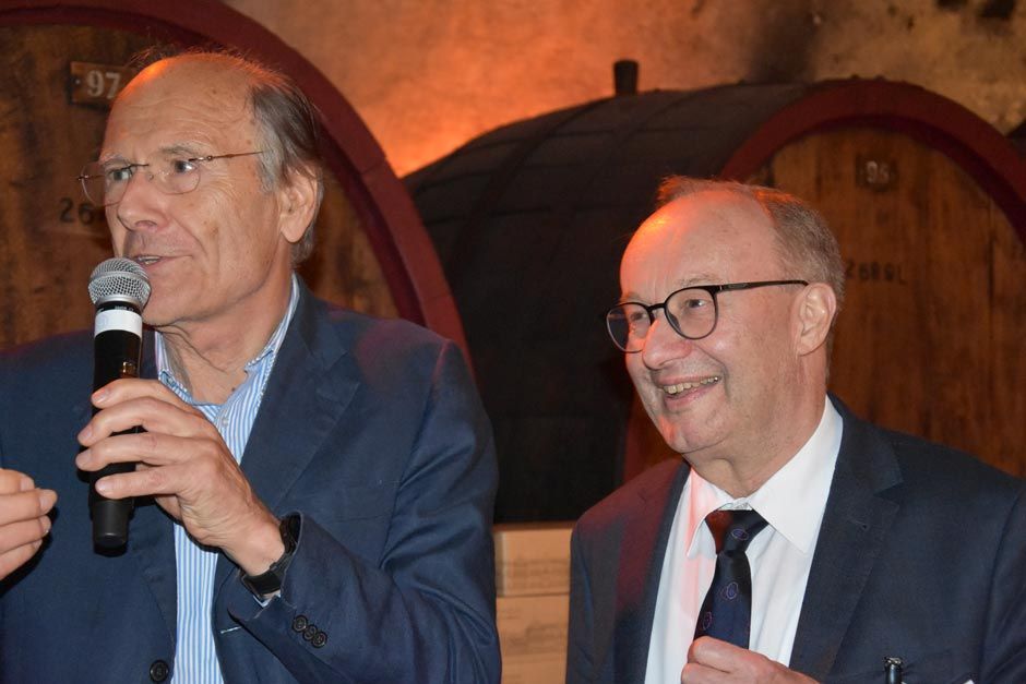 Prof. Dr. Hermann Einsele und ein Forscher am Rednerpult