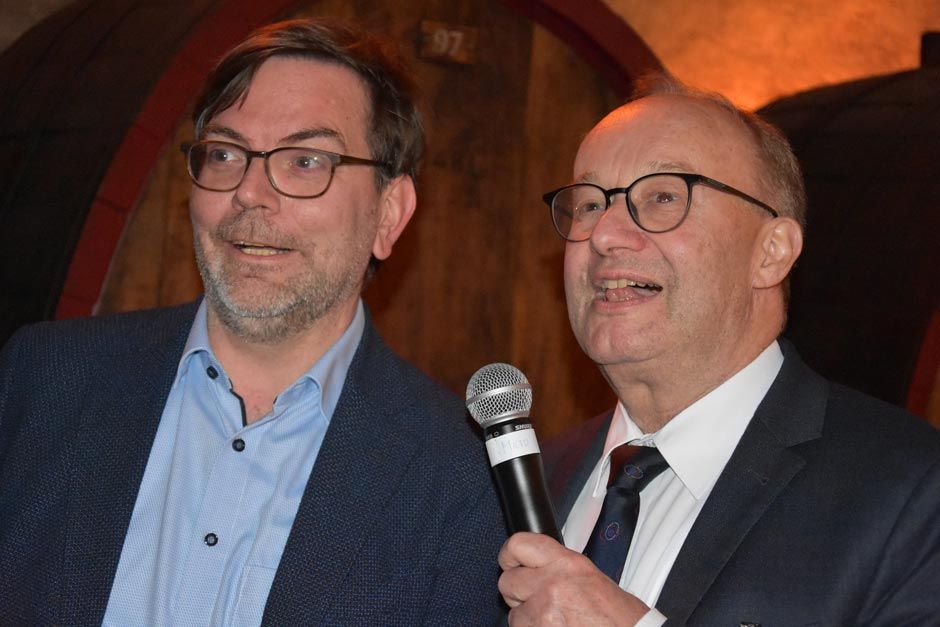 Prof. Dr. Hermann Einsele und ein Forscher am Rednerpult