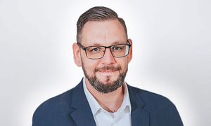 Portraitfoto von Felix Mensch