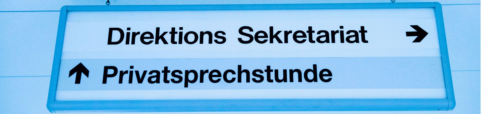 Illustrationsbild: Wegbeschriftung zu Sekretariat und Privatsprechstunde