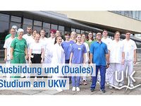 Illustrationsbild Video Jobeinstieg am UKWm viele Menschen stehen vor einer Klinik
