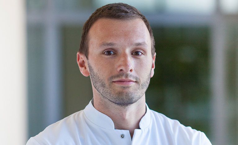 Portraitfoto von Dr. med. Philipp Feldle