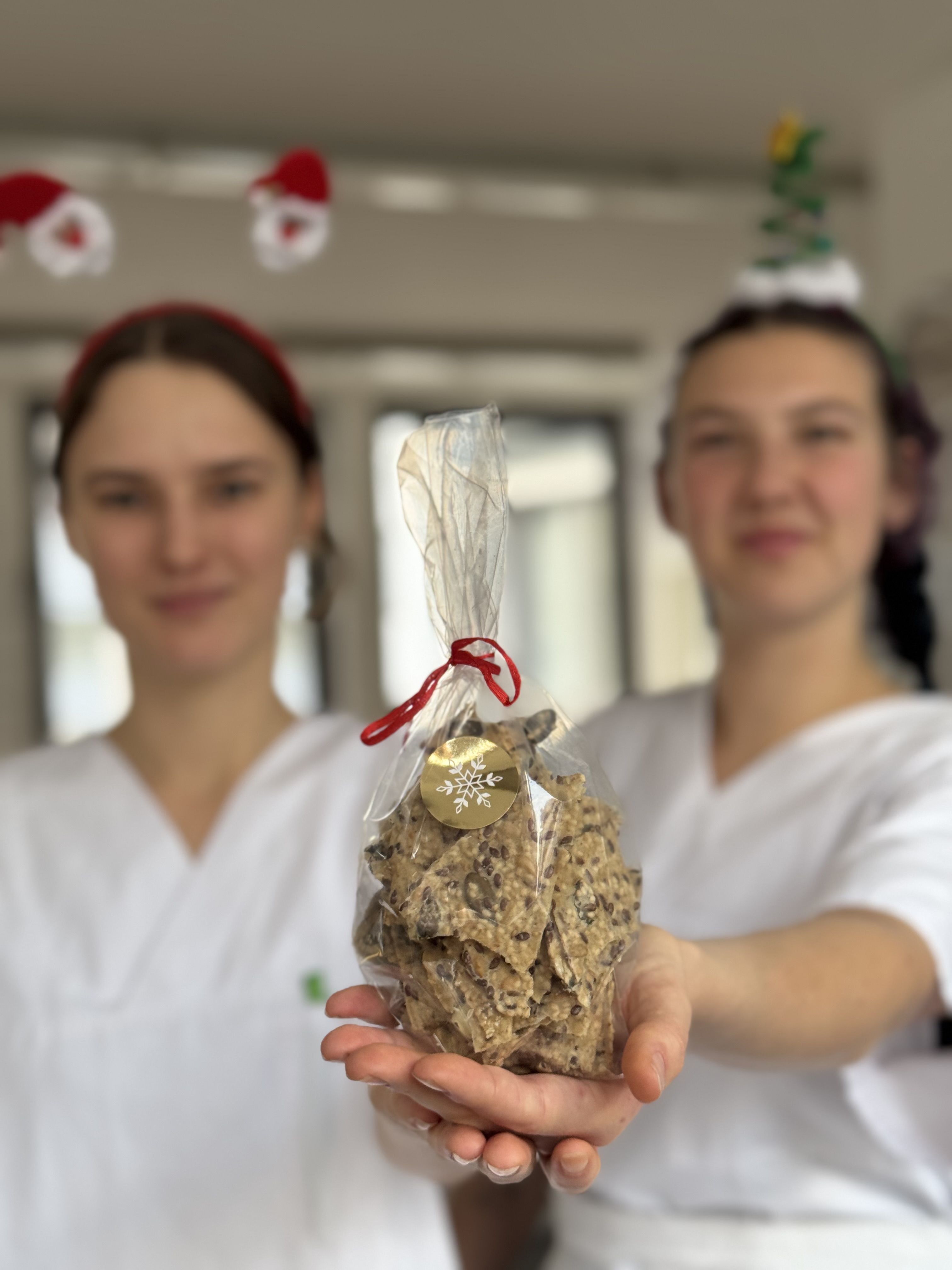 Zwei Azubis halten eine Tüte Knäckebrot 