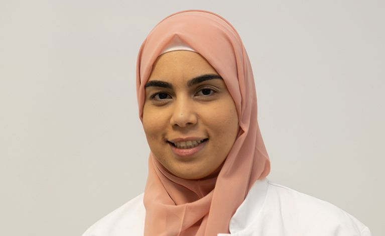 Porträtfoto von Aisha Hikal