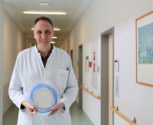 Für mehr Informationen hier klicken Prof. Meinig steht in einem Klinikflur
